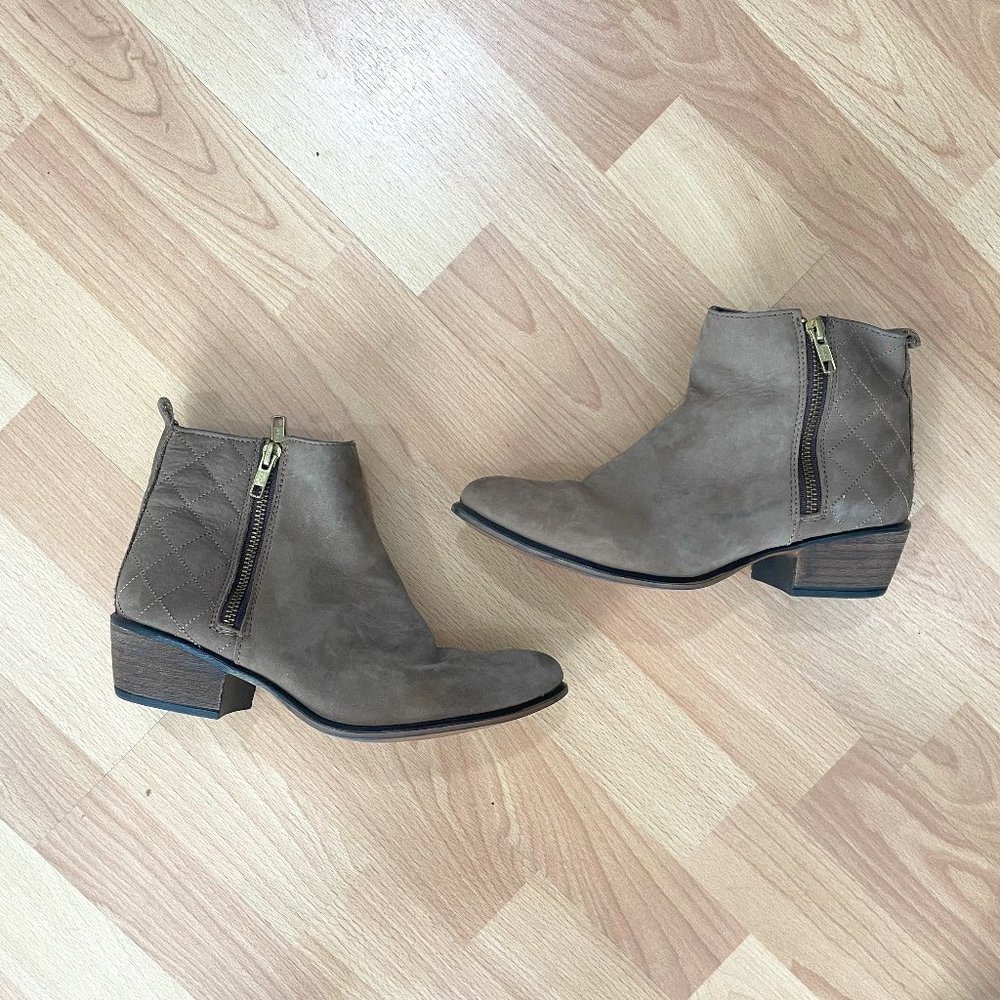 Steve Madden Quilted Ankle Booties (Grey/Brown) Size 7